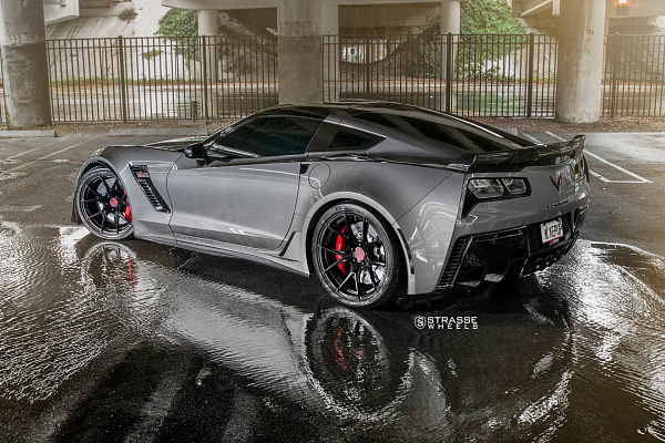 Фото дисков Strasse Wheels SM5R Deep Concave Monoblock Черный глянец на Chevrolet Corvette C7