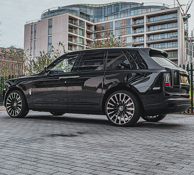 Фото дисков Kahn Type 61 на Rolls-Royce Cullinan