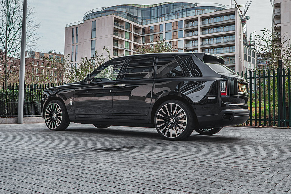 Фото дисков Kahn Type 61  на Rolls-Royce Cullinan