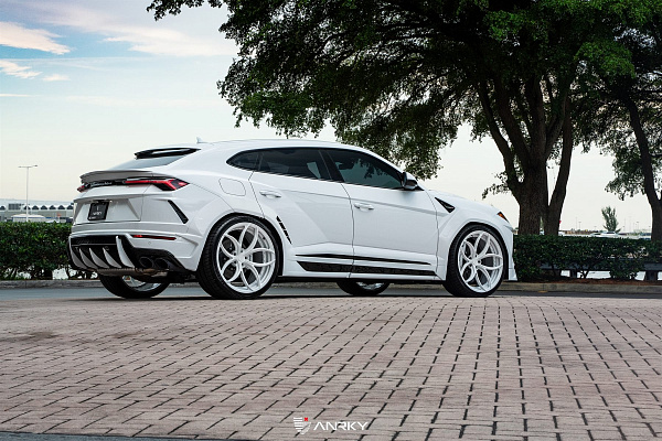 Фото дисков Anrky S2-X0 Белый глянец на Lamborghini Urus