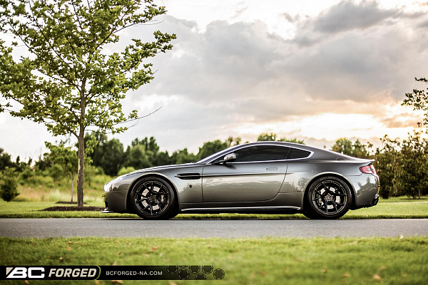 Фото дисков BC Forged RZ05 Черный глянец на Aston Martin Vantage 3