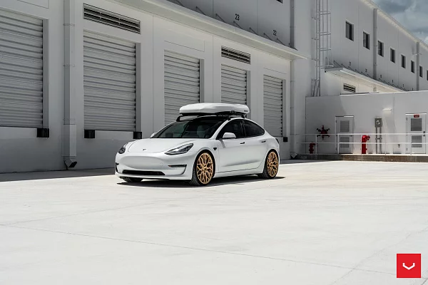 Фото дисков Vossen HF-2 Сатиновое золото на Tesla Model 3