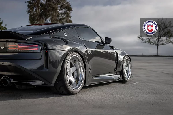 Фото дисков HRE C105 Белый глянец на Nissan Z