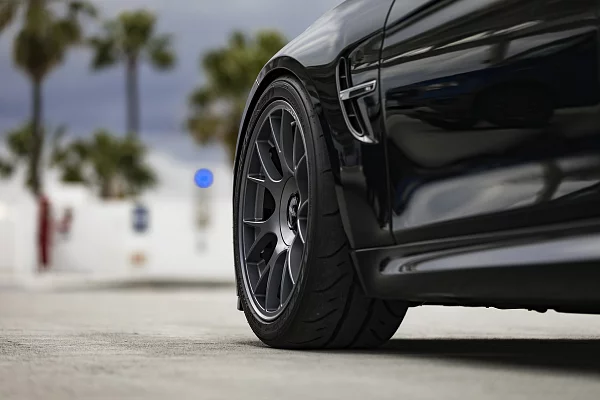 Фото дисков Rotiform TUF Сатиновый темный лак на BMW 3/M3 (E90)