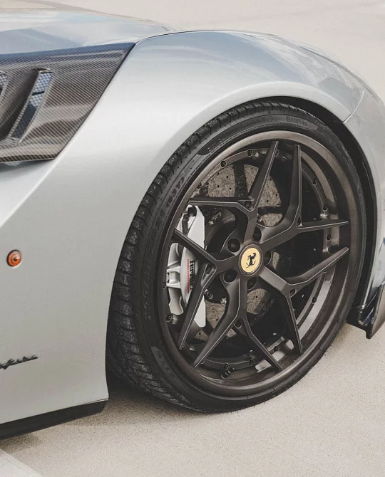 Фото дисков PF5 Глянцевая темная бронза на Ferrari F12