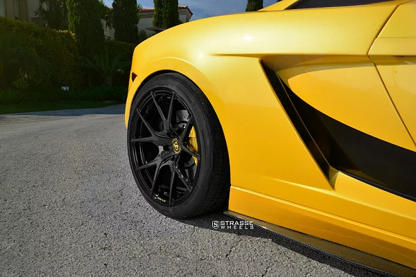 Фото дисков Strasse Wheels SM5R Deep Concave Monoblock Другой цвет на Lamborghini Gallardo