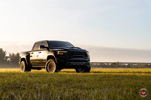 Фото дисков Vossen LC3-01T Глянцевая шампань на Ram 1500 V