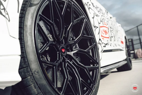 Фото дисков Vossen S17-01 Черный глянец на Lamborghini Urus