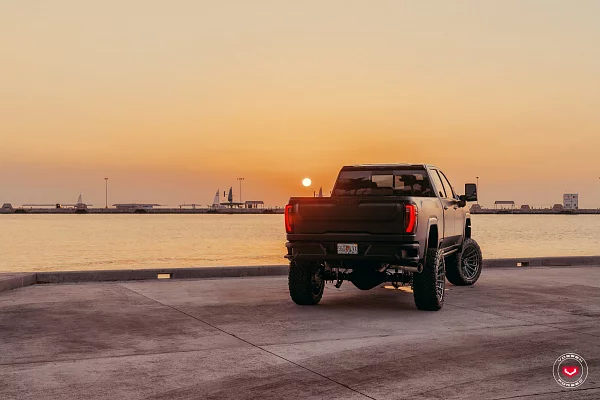 Фото дисков Vossen VFX-03 Глянцевый темный лак на GMC Sierra IV