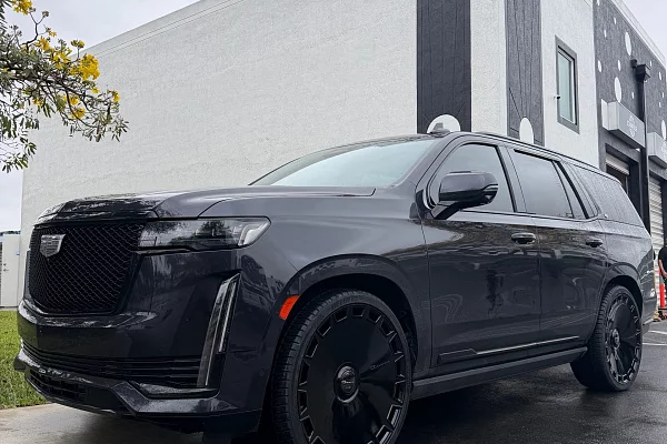 Фото дисков Giovanna Dicotto Черный глянец на Cadillac Escalade V