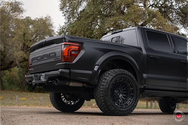 Фото дисков Vossen LCX-03 Черный глянец на GMC Sierra IV
