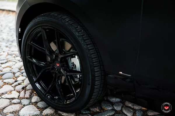 Фото дисков Vossen S21-01 Черный глянец на Land Rover Range Rover Velar
