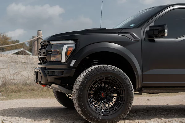 Фото дисков Vossen LCX-03 Черный глянец на GMC Sierra IV