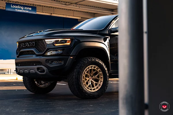 Фото дисков Vossen LC3-01T Глянцевая шампань на Ram 1500 V