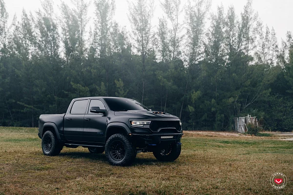 Фото дисков Vossen VFX-02T Черный глянец на Ram 1500 V
