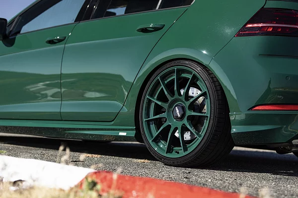 Фото дисков Rotiform DTM Глянцевый лак на Volkswagen Golf VII