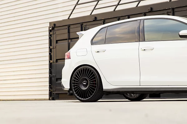 Фото дисков Rotiform GRZ Черный сатин на Volkswagen Golf VIII