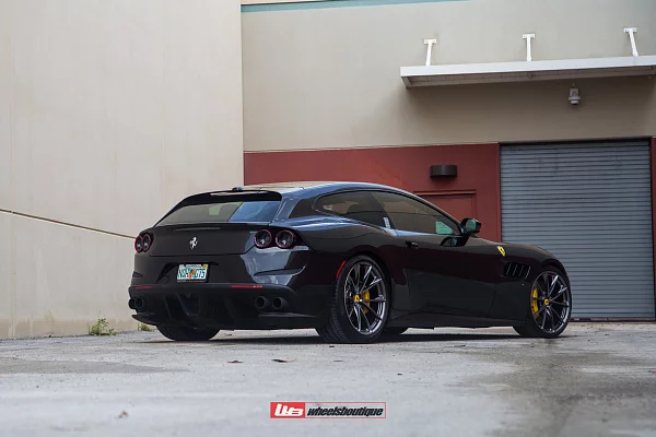 Фото дисков HRE P204 Глянцевый графит на Ferrari GTC4Lusso