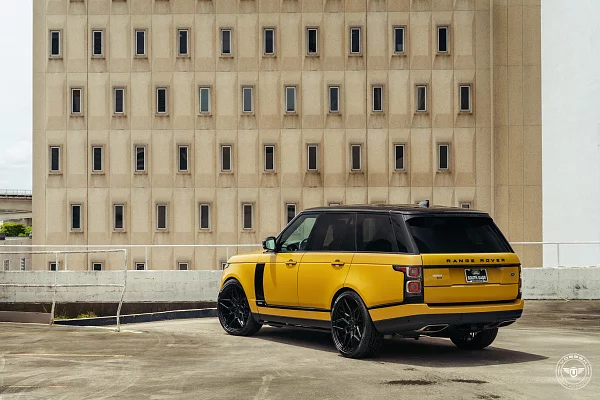 Фото дисков Vossen UV-1 Черный глянец на Range Rover IV
