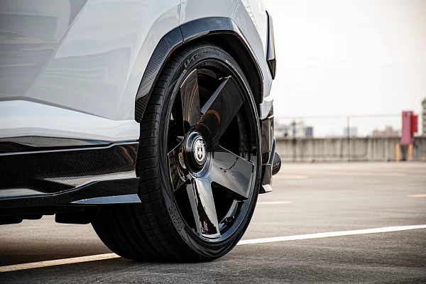 Фото дисков HRE L105M Черный глянец на Lamborghini Urus