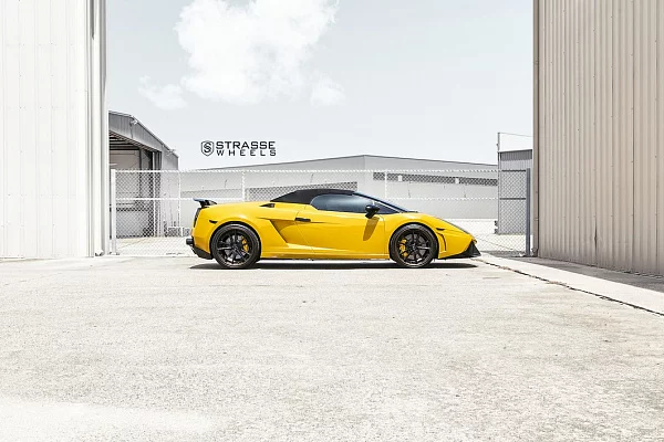 Фото дисков Strasse Wheels SV1 Deep Concave FS Черный глянец на Lamborghini Gallardo