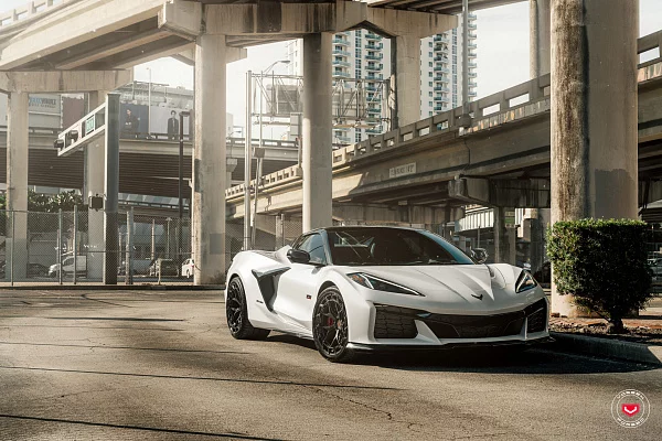 Фото дисков Vossen LC3-01T Черный глянец на Chevrolet Corvette C8