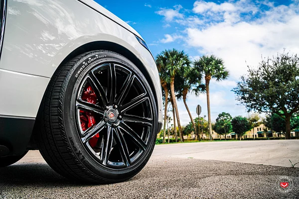Фото дисков Vossen UV-2 Черный глянец на Range Rover IV
