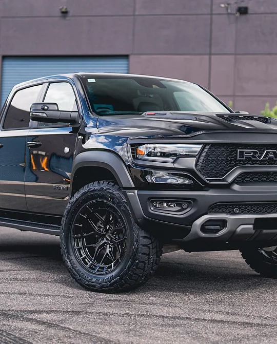 Фото дисков HFX-1 (6-Lug) Черный глянец на Ram 1500 V