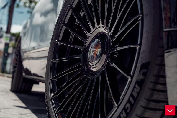 Фото дисков Vossen HF-8 Черный глянец на Cadillac Lyriq