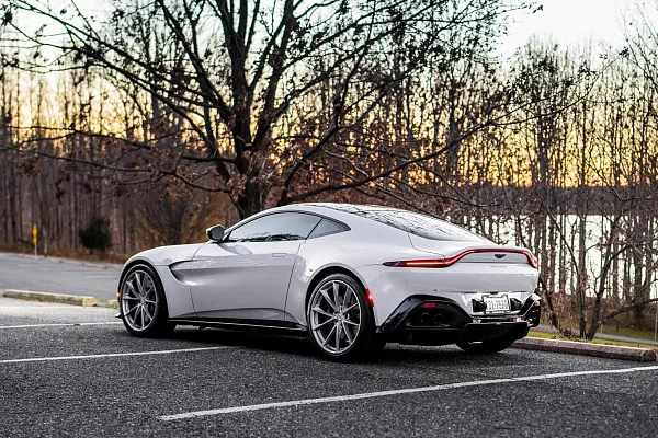 Фото дисков HRE P204 Серебро на Aston Martin Vantage 4