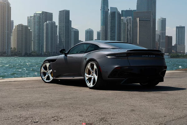 Фото дисков HRE 522M Полированный лак на Aston Martin DBS 3