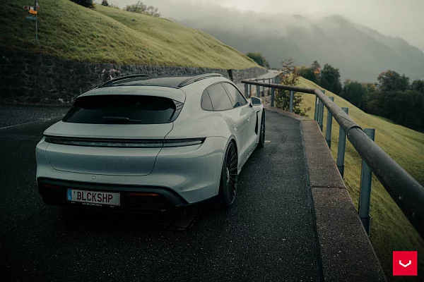 Фото дисков Vossen HF-8 Черный глянец на Porsche Taycan I