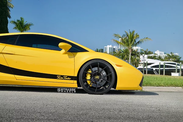 Фото дисков Strasse Wheels SM5R Deep Concave Monoblock Другой цвет на Lamborghini Gallardo