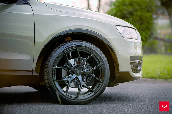 Фото дисков Vossen HF-5 Черный глянец на Audi Q3 (8U)