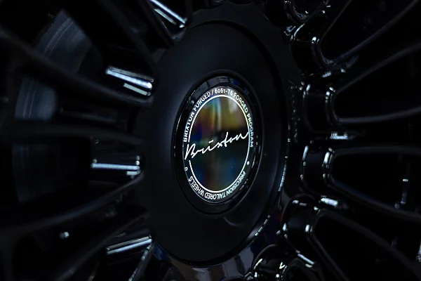 Фото дисков Brixton Forged LX01 Черный глянец на Cadillac Escalade V