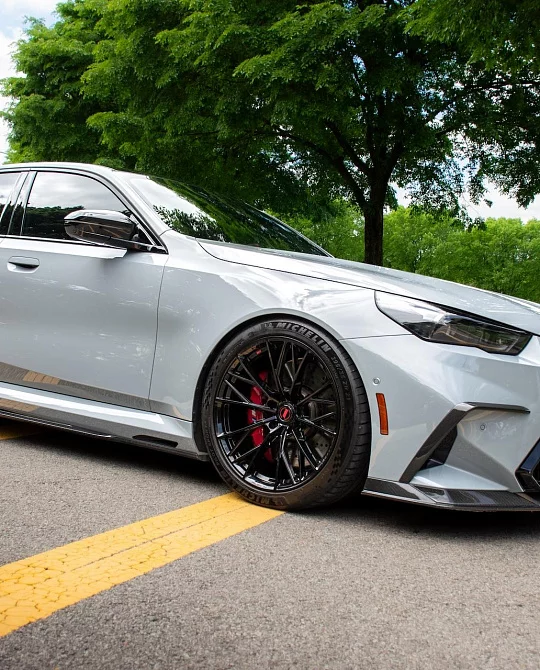 Фото дисков F11-R Черный глянец на BMW 5/M5 (G60/G90)