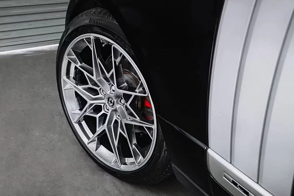 Фото дисков HRE FF10 Серебро на Range Rover IV