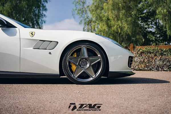 Фото дисков HRE 505M Глянцевый темный лак на Ferrari California