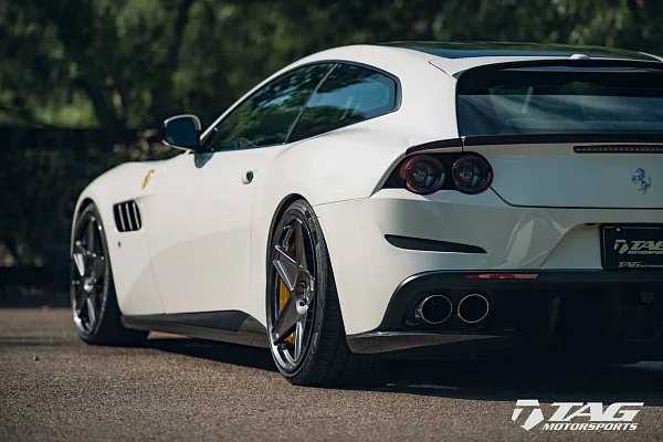 Фото дисков HRE 505M Глянцевый темный лак на Ferrari California