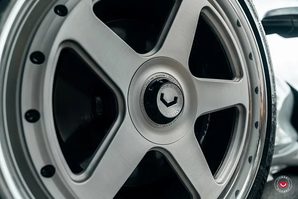 Фото дисков Vossen GEN-01 (3-Piece) Сатиновый лак на Chevrolet Corvette C8