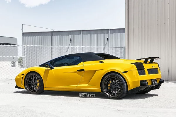 Фото дисков Strasse Wheels SV1 Deep Concave FS Черный глянец на Lamborghini Gallardo