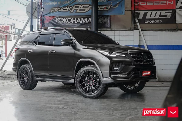 Фото дисков Vossen HF6-4 Черный сатин на Toyota Fortuner II