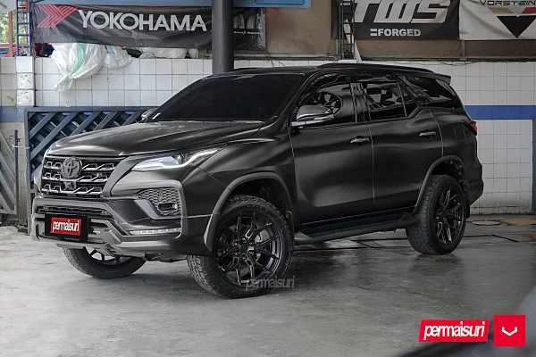 Фото дисков Vossen HF6-4 Черный сатин на Toyota Fortuner II