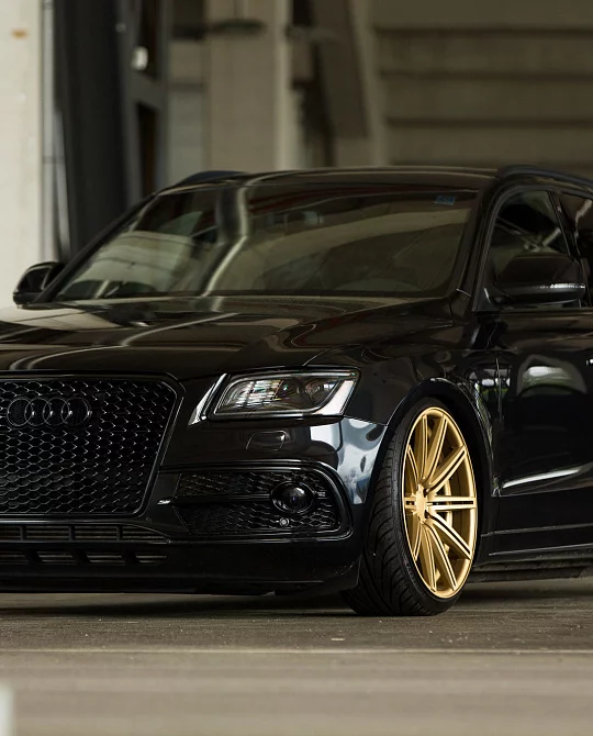 Фото дисков CV4 Сатиновое золото на Audi Q5 (8R)