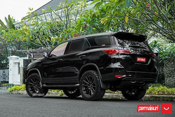 Фото дисков Vossen HF6-1 Черный сатин на Toyota Fortuner II