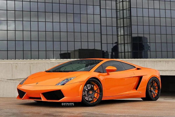Фото дисков Strasse Wheels SM5R Deep Concave Monoblock Другой цвет на Lamborghini Gallardo