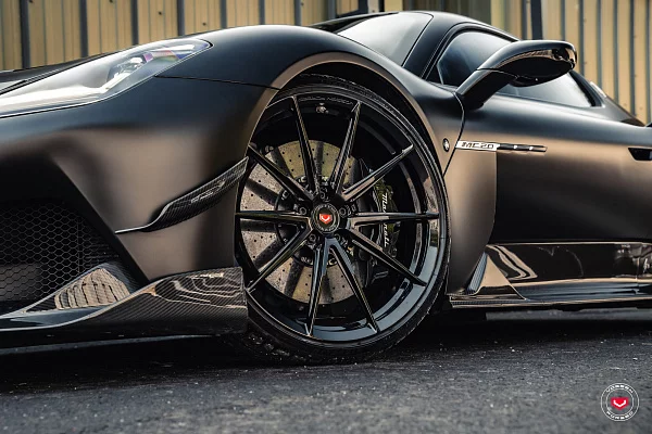 Фото дисков Vossen VPS-1 Черный глянец на Maserati MC20