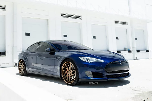 Фото дисков Strasse Wheels SM7T Deep Concave Сатиновая темная бронза на Tesla Model S