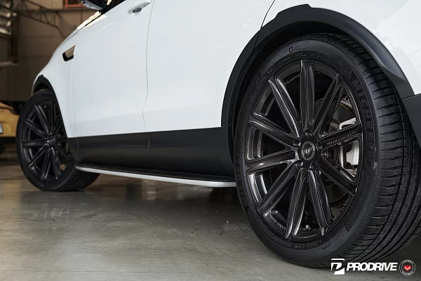 Фото дисков Vossen UV-2 Глянцевый темный лак на Land Rover Discovery V
