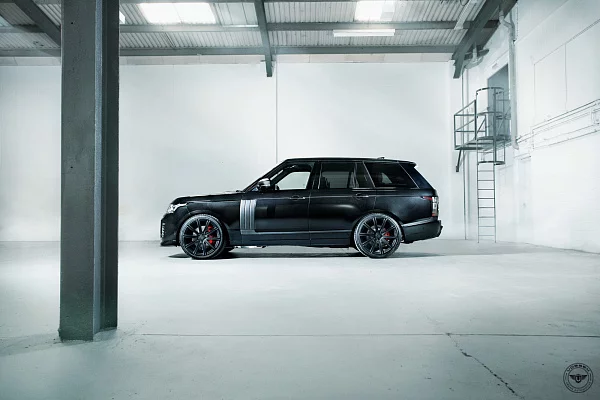 Фото дисков Vossen UV-2 Черный глянец на Range Rover IV